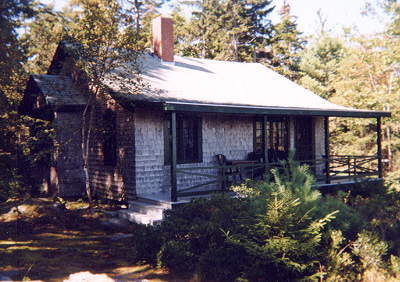front view of Gray Homestead oceanfront holiday cottage. Cottage rental in Maine near Boothbay Harbor